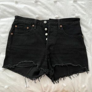LEVI BLACK SHORTS